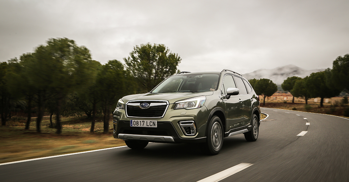 subaru-forester-lluvia-carretera